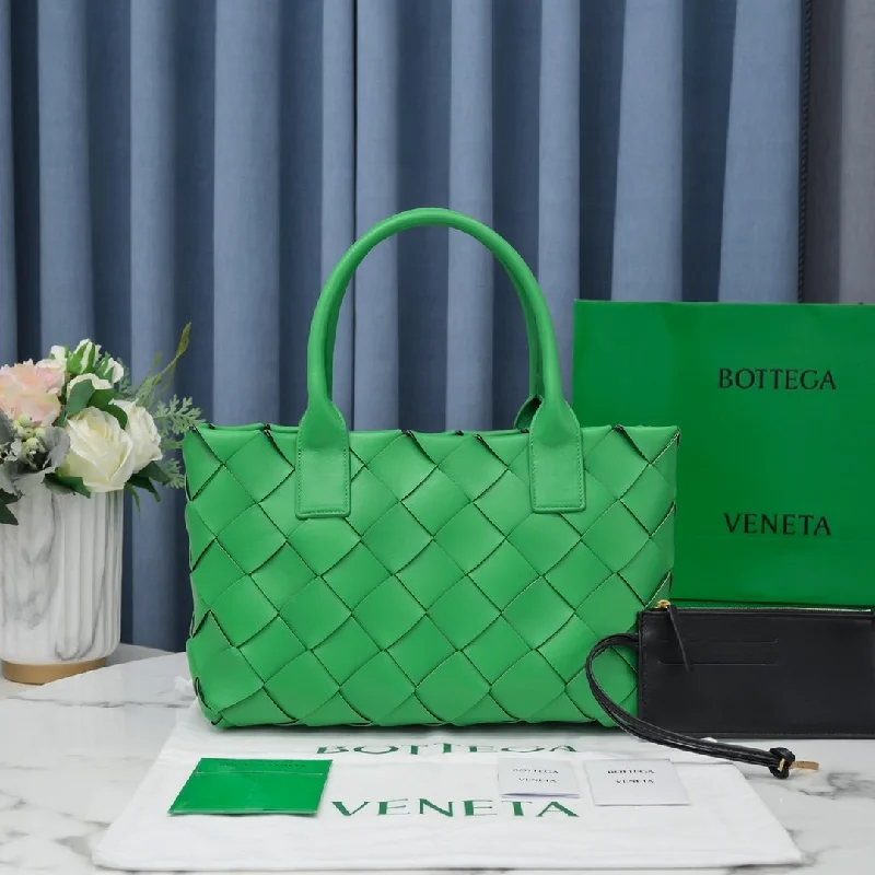 Bottega Veneta Braided Maxi Cava Tote Bag Green. For Women. Women-s Bags 13.8in/35cm