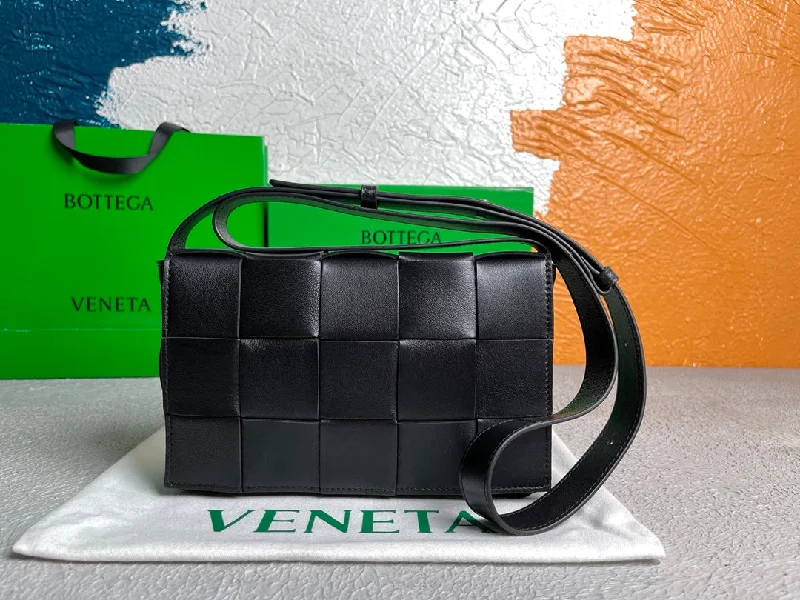 Bottega Veneta Cassette Black. For Women. Women-s Bags 9.1in/23cm 578004VMAY11229