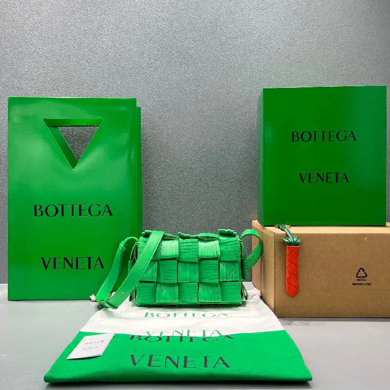 Bottega Veneta Cassette Green. For Women. Women-s Bags 9.1in/23cm 680698V1G713722