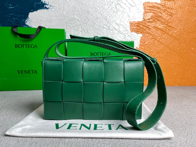 Bottega Veneta Cassette Green. For Women. Women-s Bags 9.1in/23cm