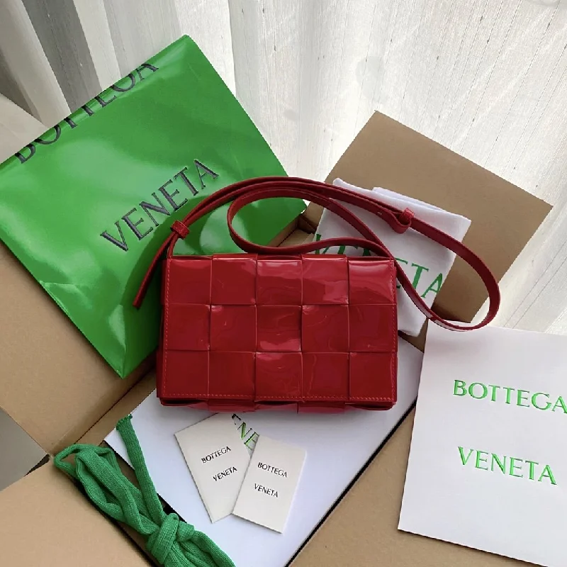 Bottega Veneta Cassette Red. For Women. Women-s Bags 9.1in/23cm 578004V1EP36358