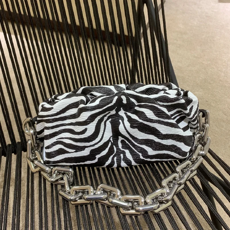 Bottega Veneta Chain Pouch Zebra. For Women. Women-s Bags 12.2in/31cm 620230VCRT11195