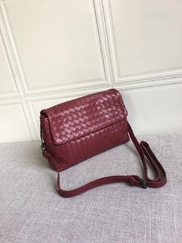 Bottega Veneta Classic Intrecciato Red. For Women. Women-s Bags 8.9in/22.5cm