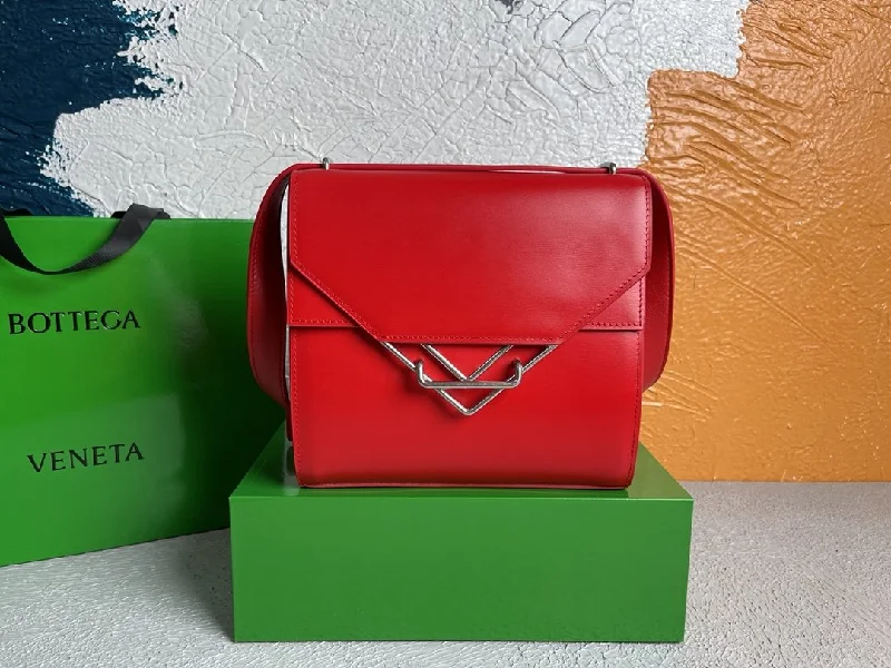 Bottega Veneta Clip Bag Red. For Women. Women-s Bags 9in/23cm