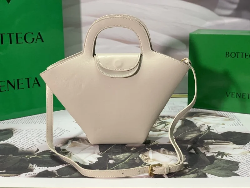 Bottega Veneta Handle Bag White. For Women. Women-s Bags 12.6in/32cm