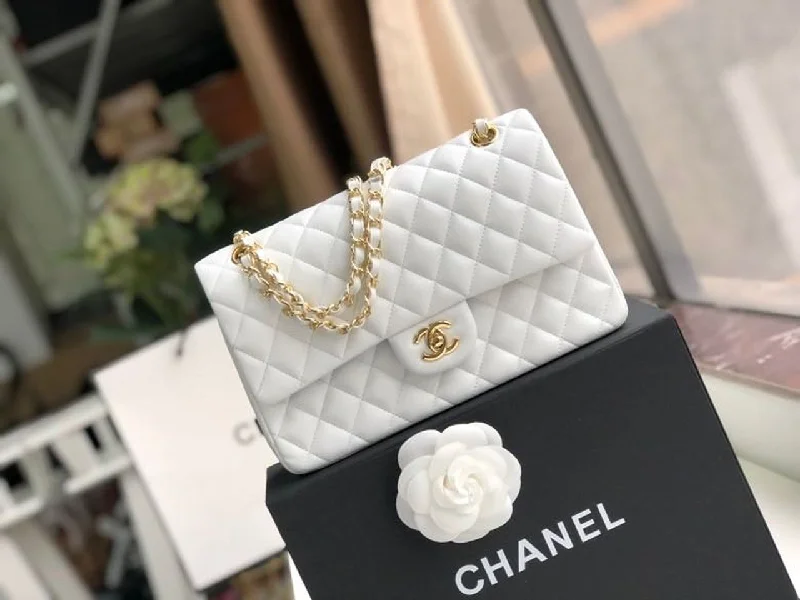 Chanel Classic Handbag Gold Toned Hardware WhiteFor Women. Women-s Bags. Shoulder And Crossbody Bags 10.2in/26cm A01112