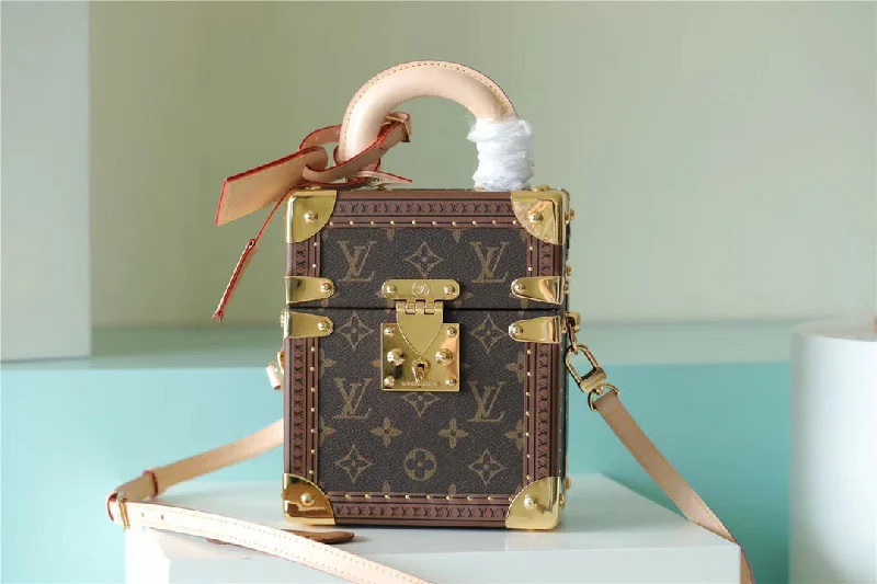 Louis Vuitton Camera Box Monogram Canvas By Nicolas Ghesquiere For Women. Women-s Handbags. Shoulder And Crossbody Bags 21.5cm/8.5in LV