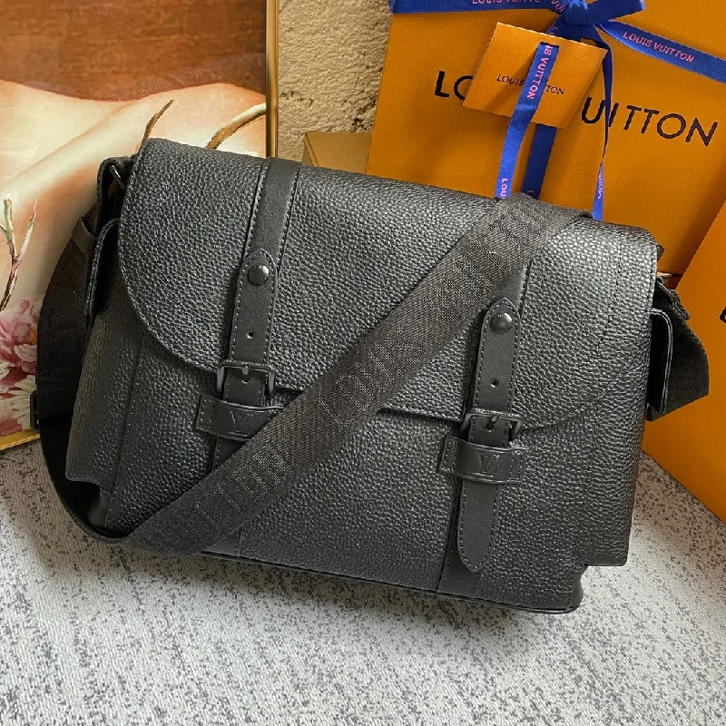 Louis Vuitton Christopher Messenger Taurillon Black For Men. Men-s Bags. Shoulder And Crossbody Bags 11.4in/29cm LV M58476