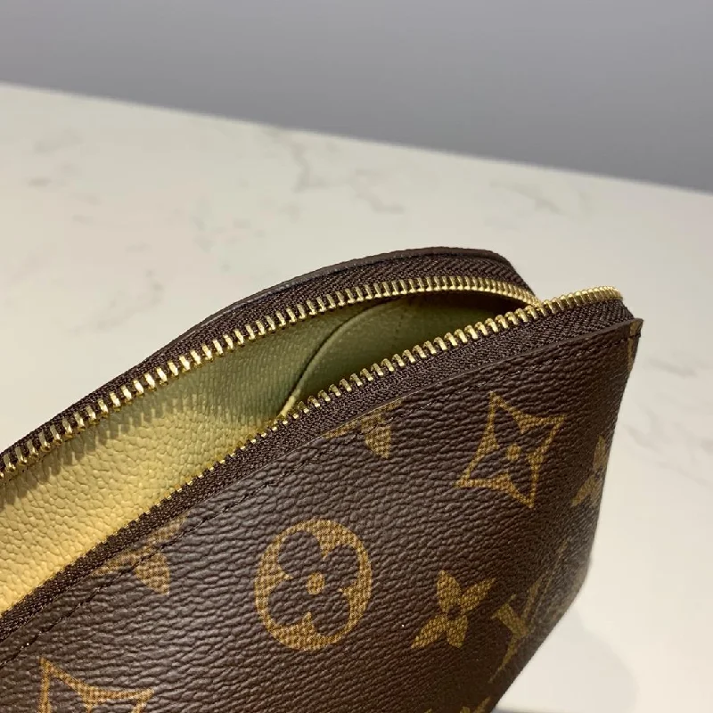 Louis Vuitton Cosmetic Pouch PM Monogram Canvas For Women. Women-s Bags 7.5in/19cm LV M47515