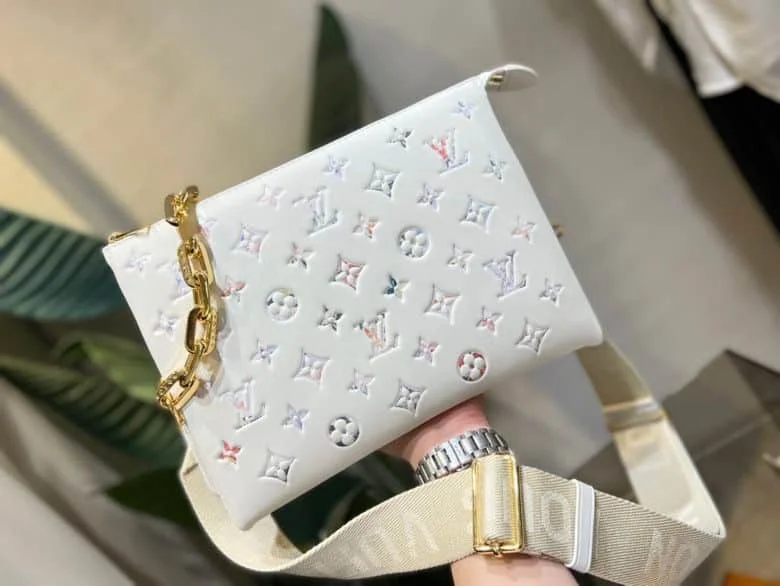 Louis Vuitton Coussin PM Puffy White For Women. Women-s Handbags. Shoulder And Crossbody Bags 10.2n/26cm LV M21209