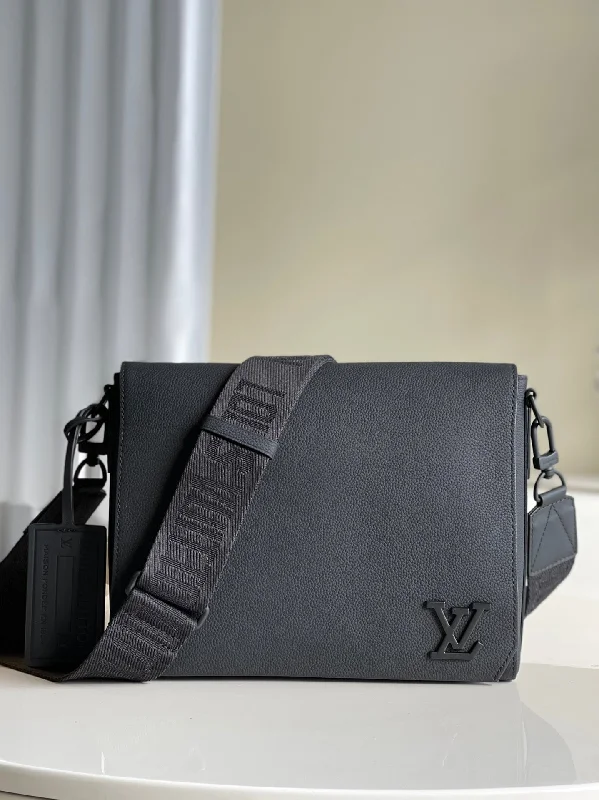 Louis Vuitton Messenger Grain Black For Men. Men-s Bags. Shoulder And Crossbody Bags 11in/28cm LV M57080